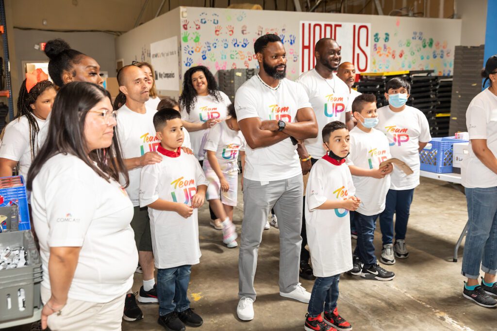 Comcast employees volunteering at Kids' Meals 